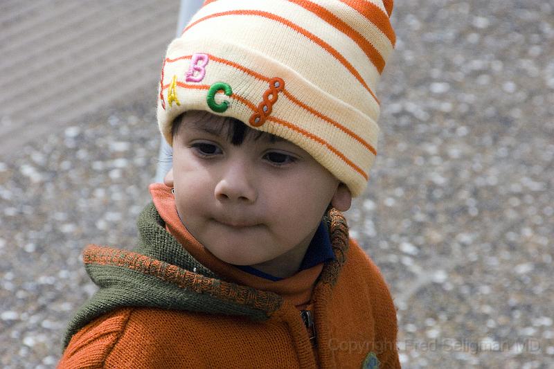 20071218 105103 D2X 4200x2800.jpg - Youngster strolling in central quare, Coyhaique, Chile